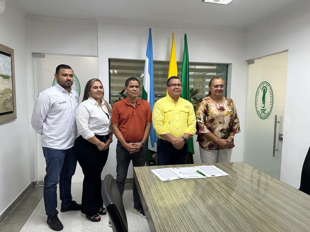 Foto institucional de la firma del convenio entre alcalde de San Pelayo y Unicòrdoba