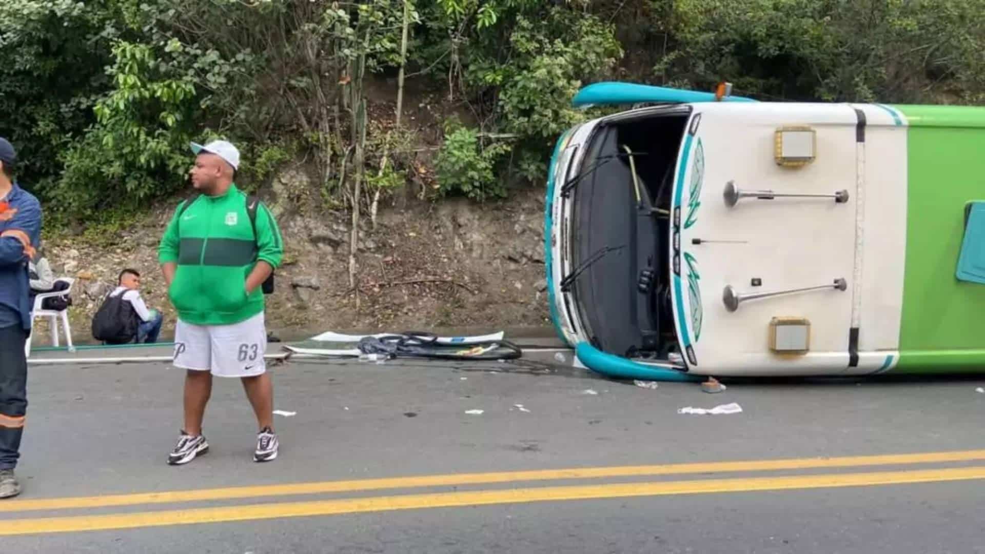 Tres heridos deja el volcamiento de un bus de servicio público ...