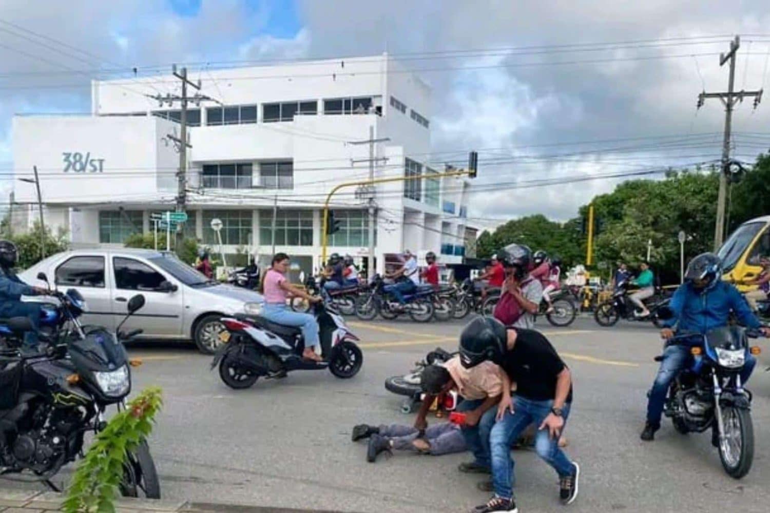 Se voló el semáforo en rojo y choca contra otra moto - Chicanoticias ...