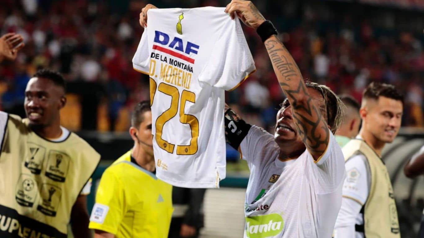Dayro Moreno con la camiseta de los 225 goles