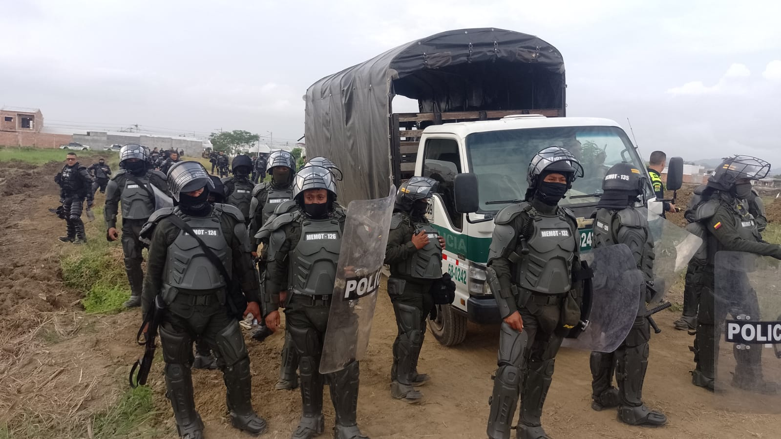 El Escuadrón Móvil Antidisturbios (ESMAD) ha hecho presencia para el desalojo de los invasores en el humedal Berlín 