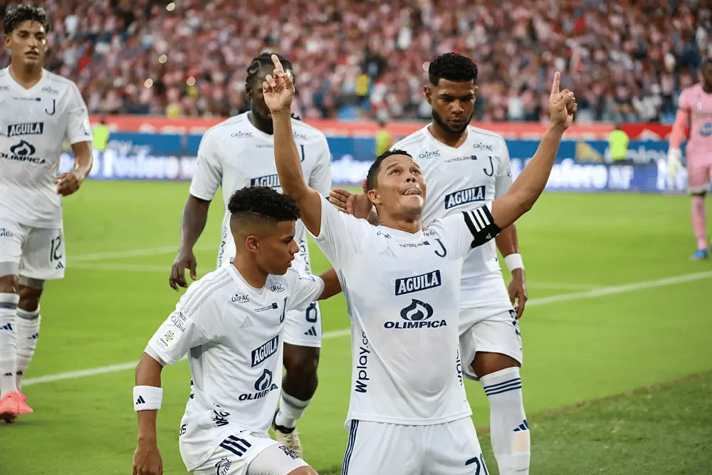 Carlos Bacca fue el encargado de convertir el primer gol de partido por medio de un penalti a favor de Junior en los primeros 20 minutos del partido