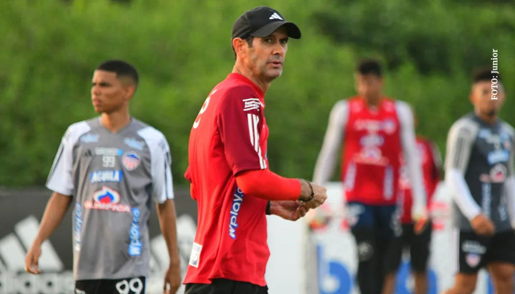 Arturo Reyes entrenando al plantel 'rojiblanco'