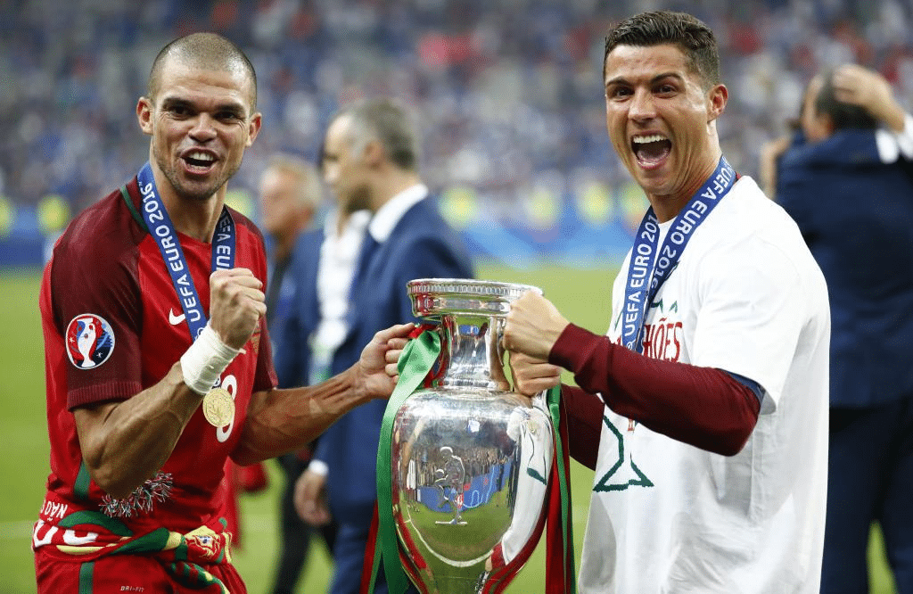 Pepe y Cristiano Ronaldo en la celebración de la Eurocopa 2016