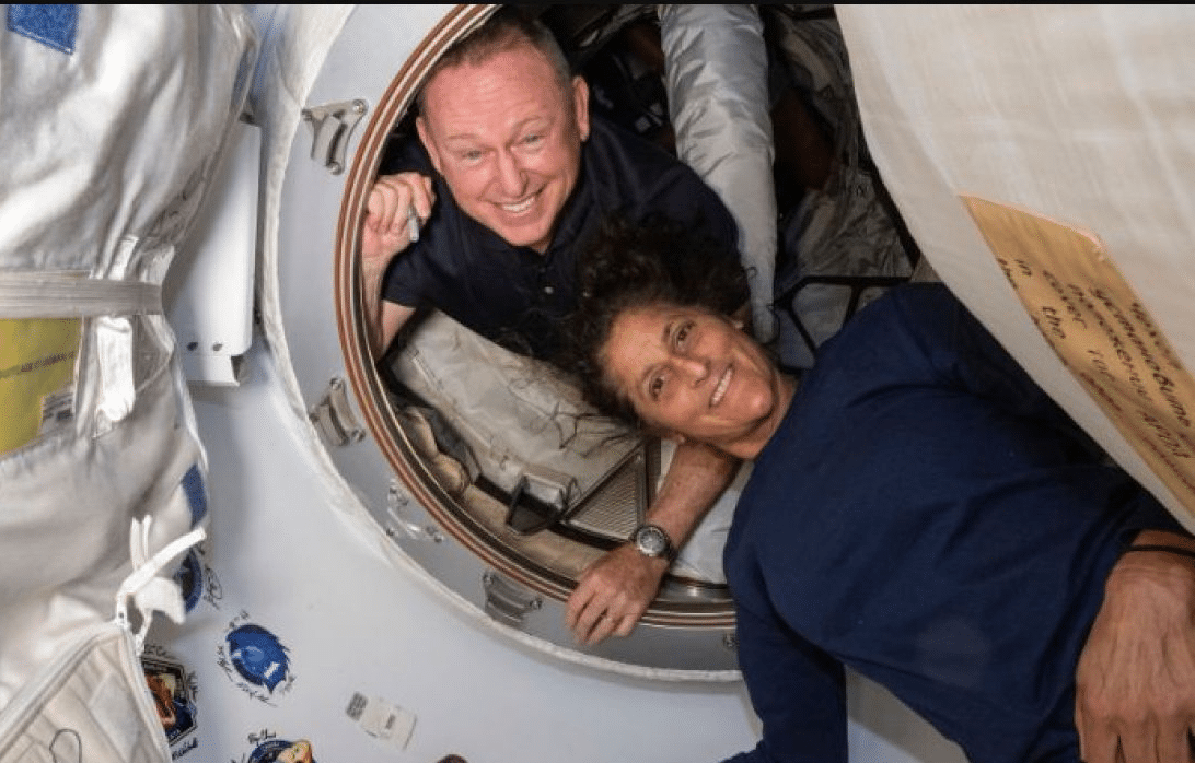 Los astronautas Butch Wilmore y Sunita Williams dentro de una nave
