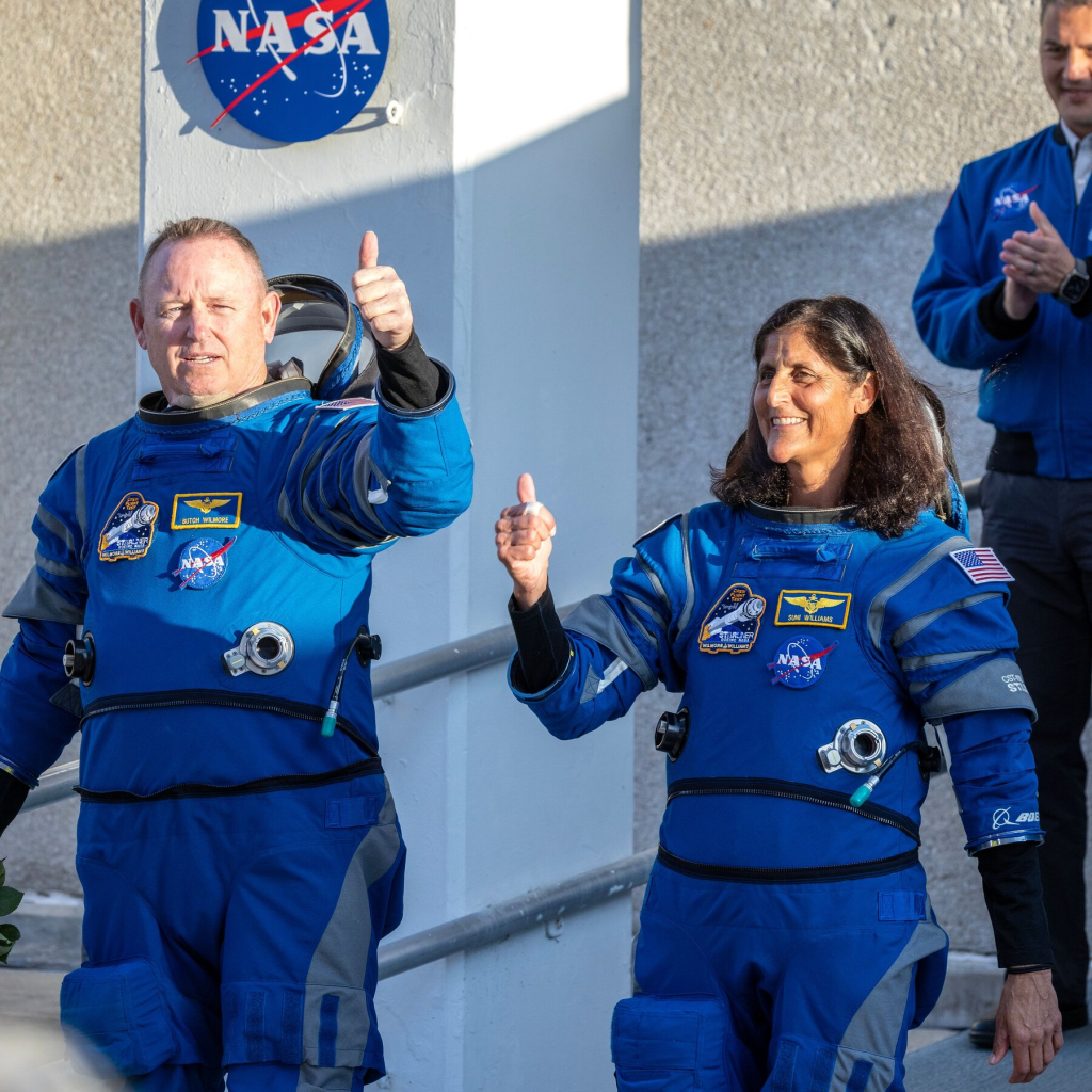 Butch Wilmore y Sunita Williams antes del lanzamiento de su misión en junio.