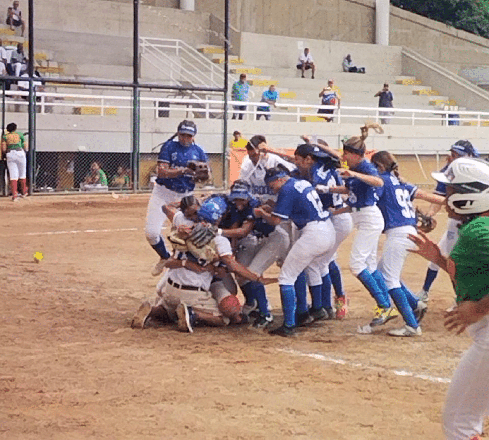 Selección de Córdoba de softball celebrando el campeonato