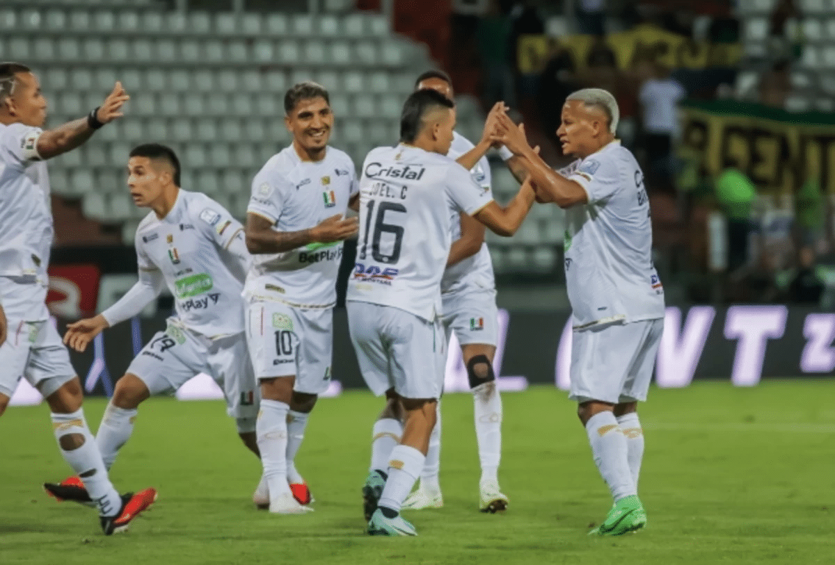Once Caldas celebrando otros 3 puntos que lo mantienen en el liderato de la Liga Betplay