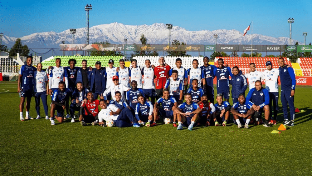 Plantel de Junior en campo de entrenamiento