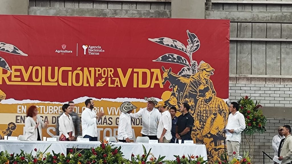 Mancuso saluda al presidente Gustavo Petro, durante evento de restitución de tierras en Montería