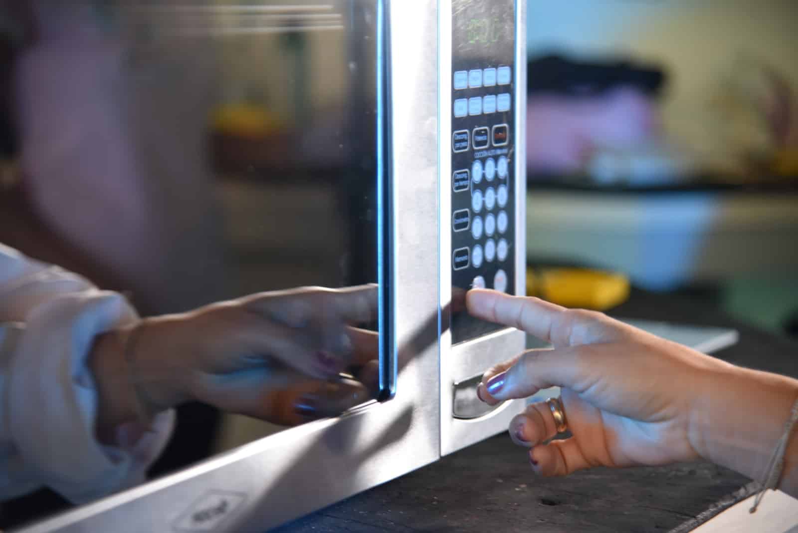 Innovación UPB: Tecnología que revoluciona el calentamiento de líquidos en microondas