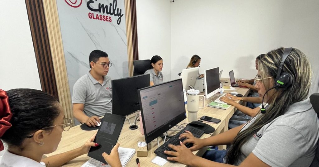 Óptica Emily cuenta con un equipo dedicado de 11 personas
