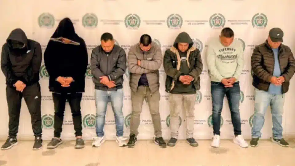 policías