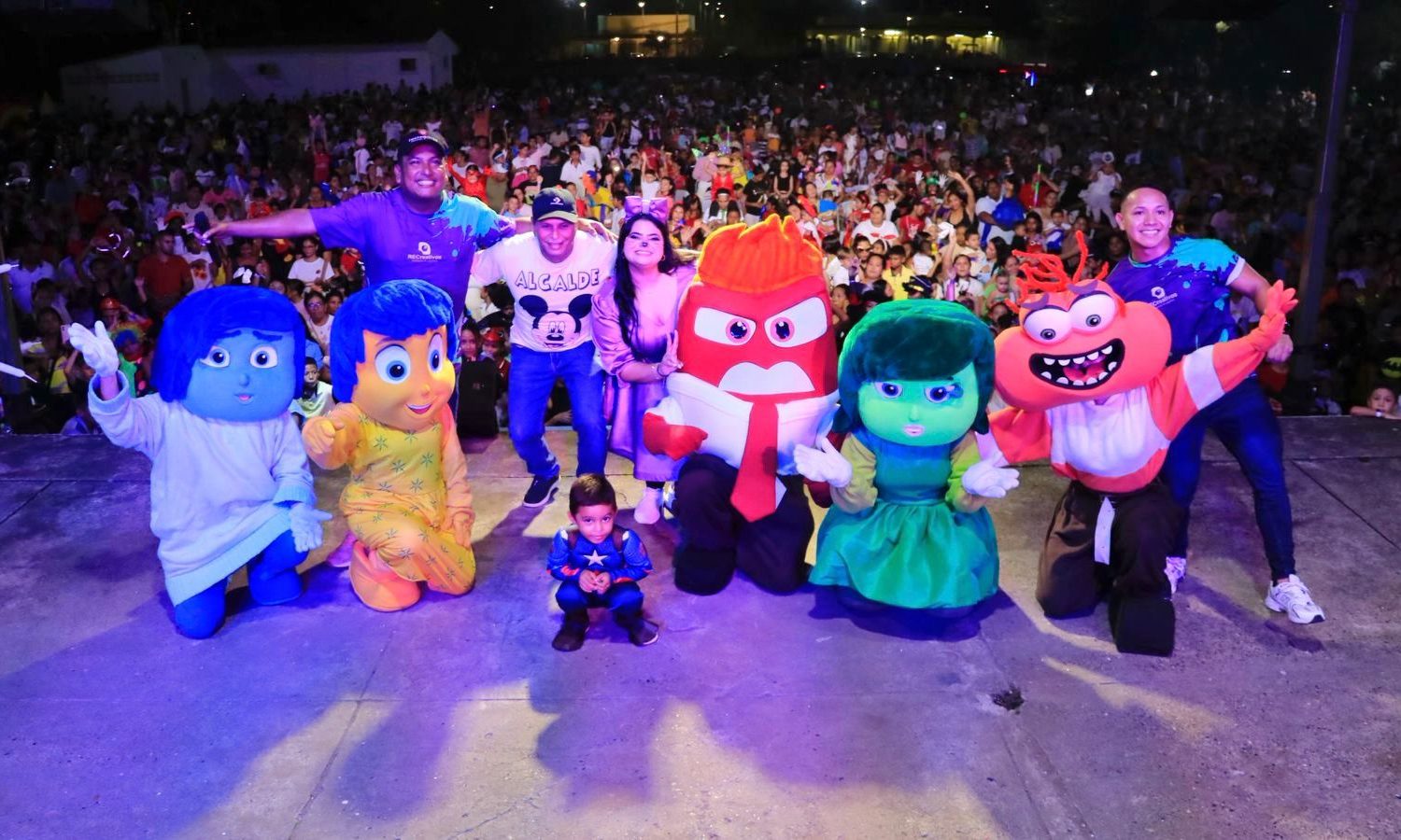 Más de 1.500 niños celebraron una mágica Noche de los Niños en San Pelayo, liderada por la gestora social María Eunice Cavadía