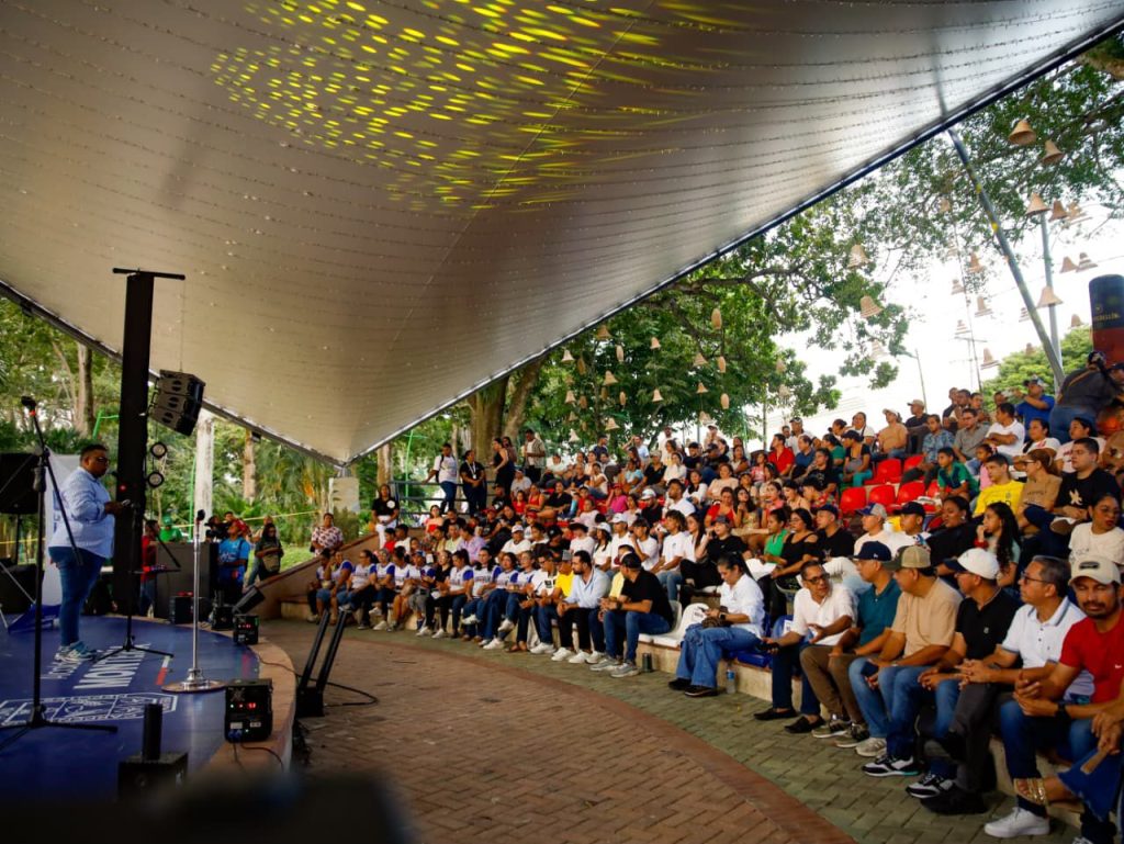 La Ronda Centro vuelve a brillar.Vuelve a ser verde.
Vuelve a ser de todos.
