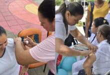 La preocupación por el sarampión volvió a encender las alarmas en Córdoba justo cuando el departamento se prepara para recibir miles de visitantes por eventos y festividades. Autoridades sanitarias intensificaron el llamado a vacunarse ante el riesgo de propagación de enfermedades altamente contagiosas en espacios con gran concentración de personas. La advertencia llega en medio de la alerta nacional e internacional por casos de sarampión, una enfermedad que puede transmitirse rápidamente y afectar especialmente a personas sin esquemas de vacunación completos. El llamado está dirigido tanto a cordobeses como a turistas que planean asistir a ferias, conciertos, celebraciones y encuentros masivos en las próximas semanas. La principal recomendación es aplicarse las vacunas contra sarampión y fiebre amarilla al menos 15 días antes de viajar o participar en actividades con alta asistencia de público. Además de la vacunación, las autoridades insisten en medidas básicas de autocuidado como usar tapabocas en caso de presentar síntomas gripales, mantener hábitos de higiene y evitar consumir alimentos o agua de dudosa procedencia durante eventos masivos. La preocupación crece debido al movimiento constante de viajeros nacionales y extranjeros que llegarán al departamento, especialmente en temporadas donde Córdoba se convierte en uno de los puntos de encuentro más concurridos del Caribe colombiano. Para facilitar el acceso a los biológicos, fueron habilitados puntos de vacunación en sitios estratégicos como el aeropuerto Los Garzones, terminales de transporte y centros comerciales, además de los puestos de salud y las IPS vacunadoras del departamento. La recomendación también se extiende a comerciantes, organizadores de eventos y trabajadores que tendrán contacto permanente con grandes cantidades de personas durante las festividades. El objetivo es evitar que las celebraciones terminen convertidas en focos de contagio y proteger a las comunidades frente a enfermedades que, aunque prevenibles, siguen generando preocupación en diferentes regiones del país y del mundo.